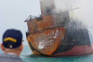 圖片內容描述：荷姆茲海峽 2026 局勢動盪中嚴重受損的火災原油油輪