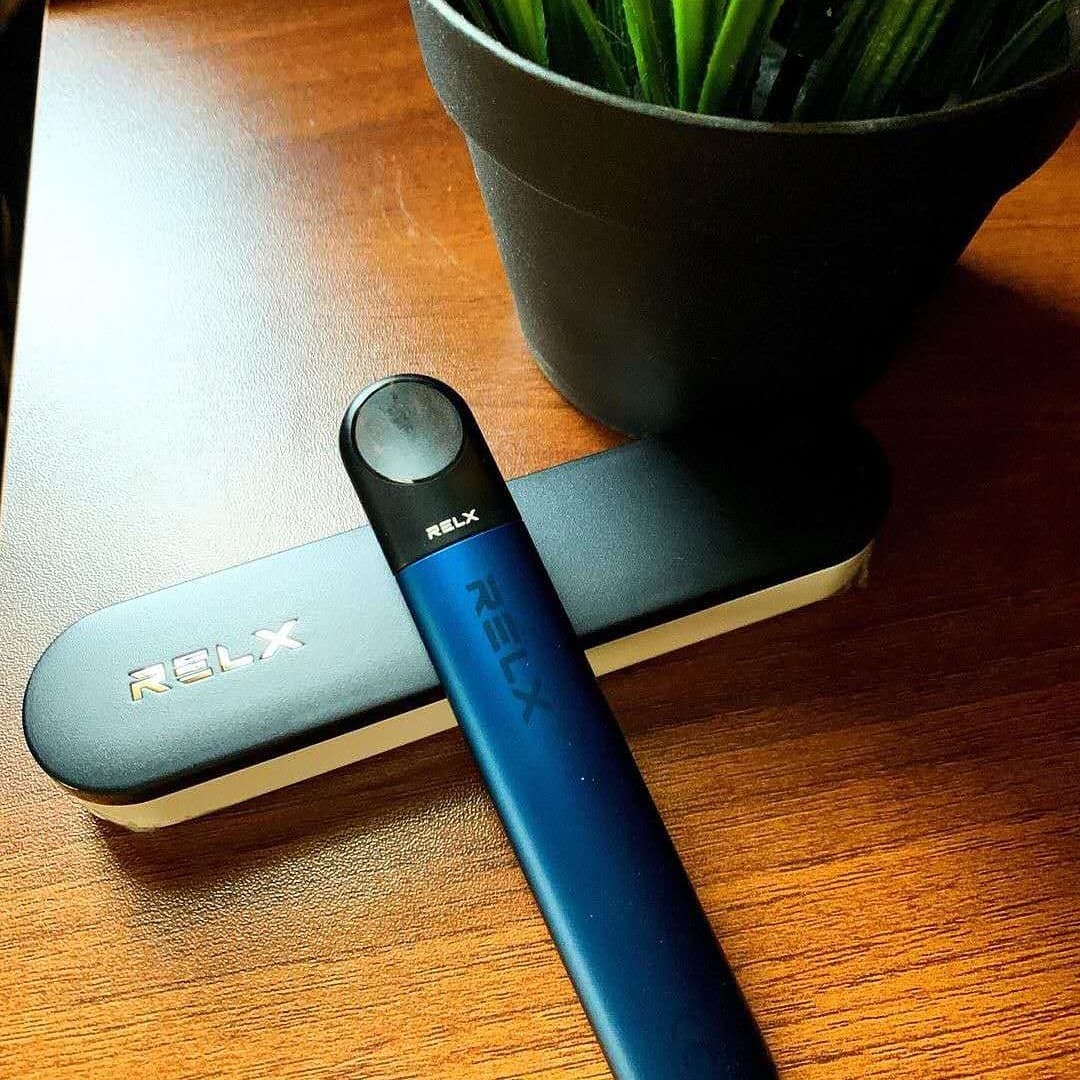 RELX 電子煙實機展示，金屬機身光澤與簡約設計，呈現極致細膩的霧化握感與現代生活質感。